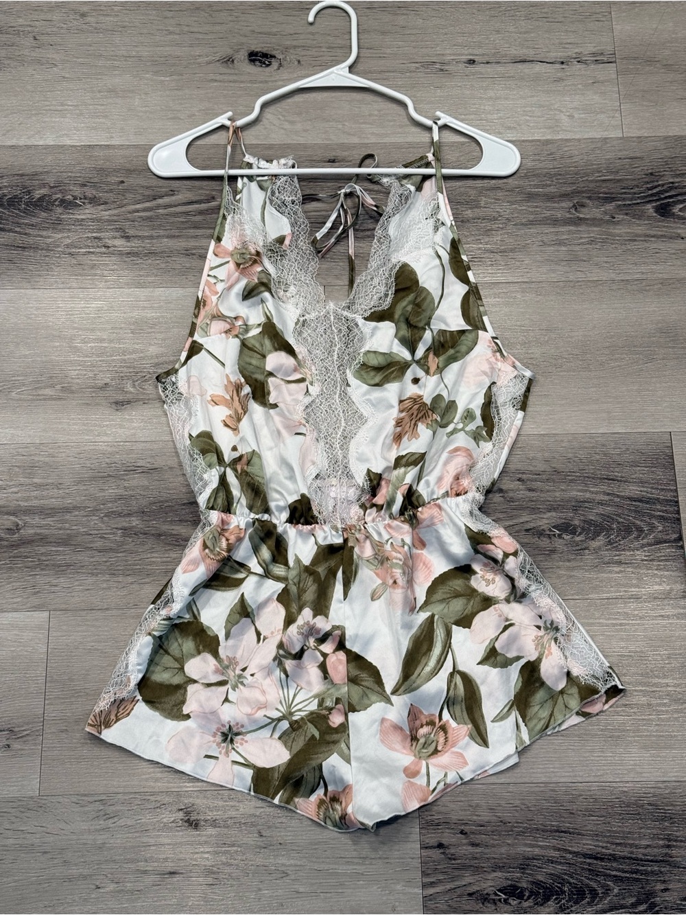 VICTORIA’S SECRET Bridal Collection Floral Lace Trim Satin Romper Size Small EUC - Picture 2 of 6